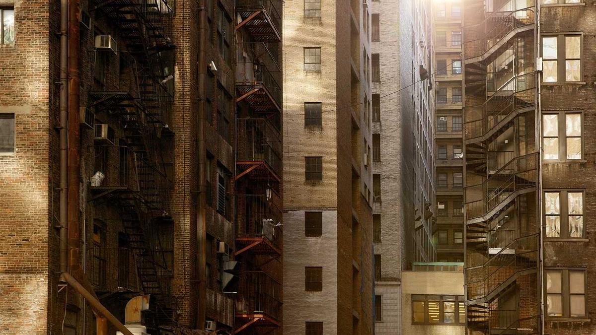 清晨的楼梯间，阳光洒在楼梯上