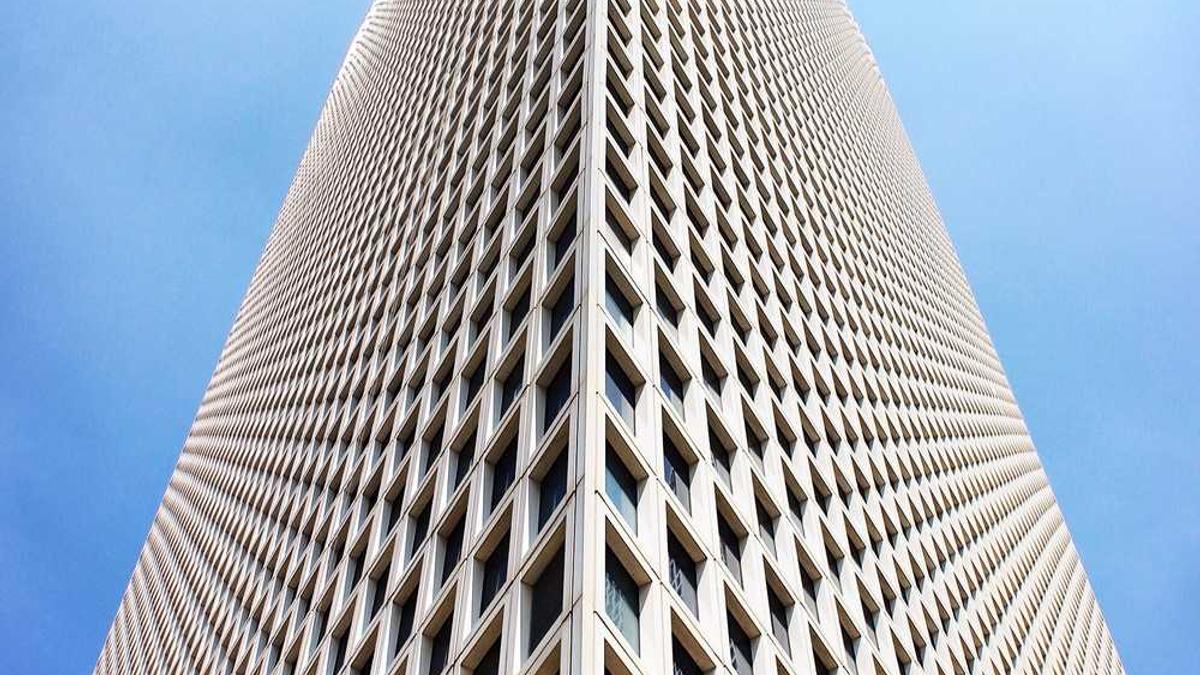 一张展示物流中心的繁忙场景，包括分拣、打包、仓储等环节